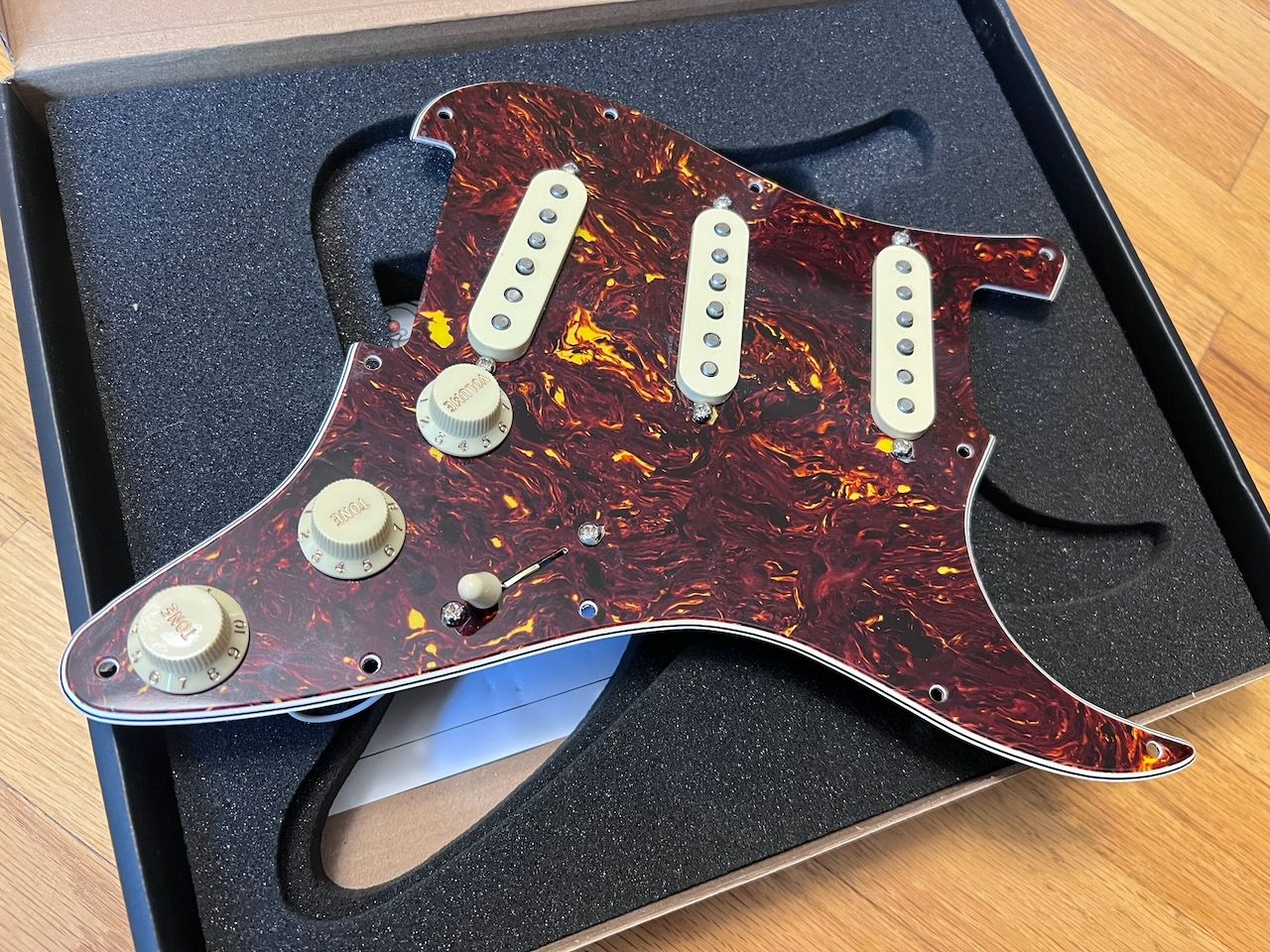 Fender custom shop fat 50s sss prewired tortoise pickguard