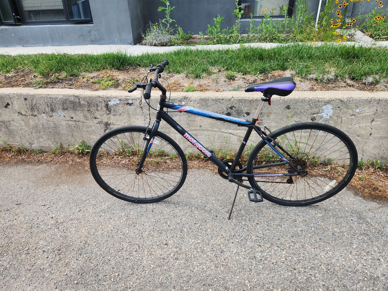 Mongoose Hotshot 7-speed hybrid bike with 700 cc tires.  Great bike but the front and rear tires have slow leaks.