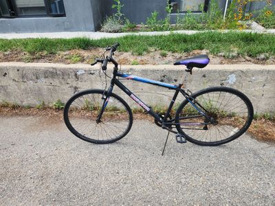 Mongoose Hotshot 7-speed hybrid bike with 700 cc tires. Great bike but the front and rear tires have slow leaks.