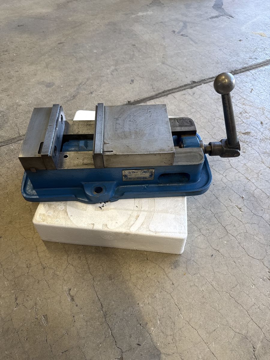 Kurt D60-1 6” milling vise