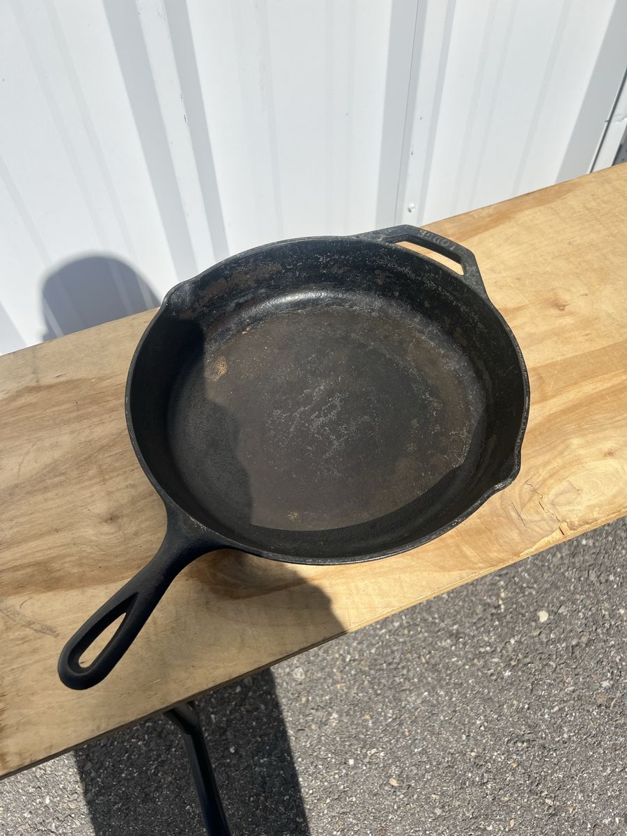 Lodge Cast Iron Skillet - Pre-Seasoned Frying Pan with Assist Handle