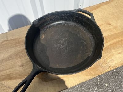 Lodge Cast Iron Skillet - Pre-Seasoned Frying Pan with Assist Handle