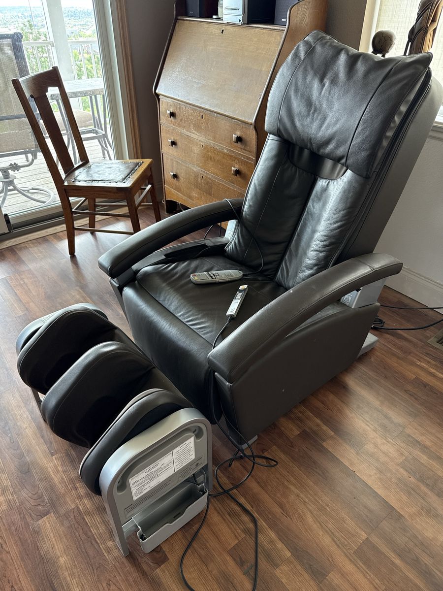 Panasonic EP1082 massage chair with leg massager