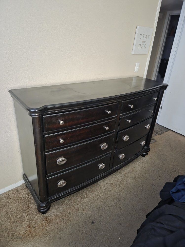 Wade full size dresser/large attachable mirror