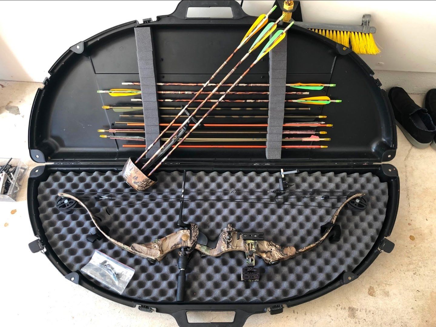 Browning Spectrum II Camo Compound Bow with Hard Case and Arrows Extra site and accessories