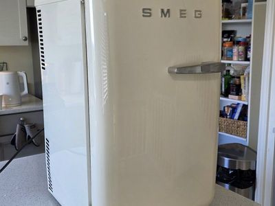 Smeg FAB5URCR3 1.2 cu ft Retro-Style Mini Refrigerator - Cream, Right Hinge