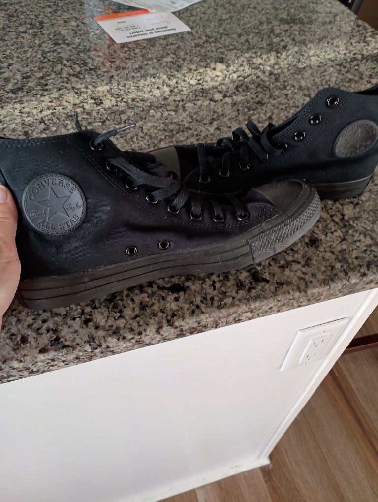 *BRAND NEW* Black on black converse