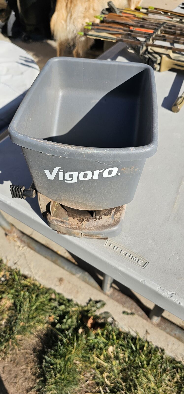 Vigoro Handheld Spreader