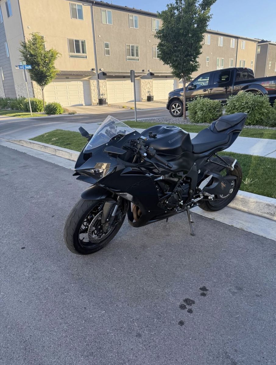 Kawasaki Ninja ZX-6R Sportbike, All Black