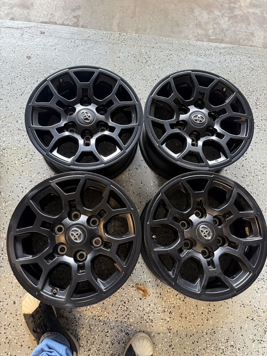 17" BLACK TOYOTA WHEELS & LUGS