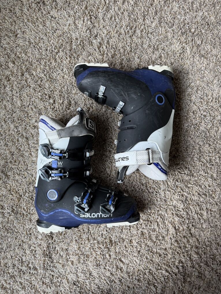 Women's Salomon Ski Boot Size 26