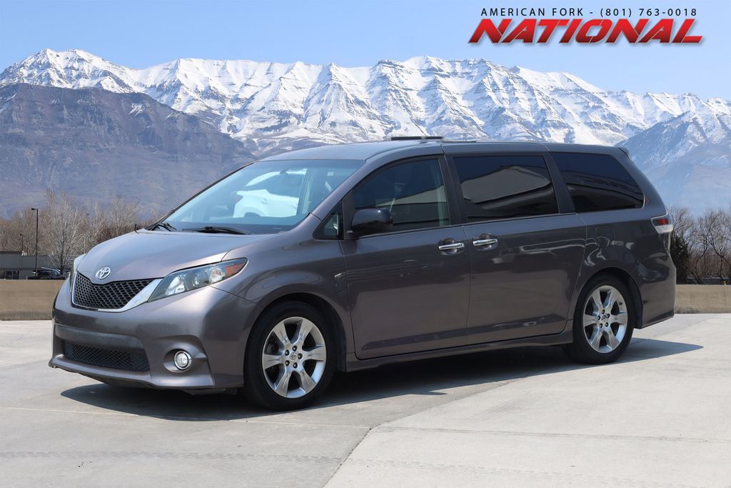 2013 Toyota Sienna SE 8-Passenger