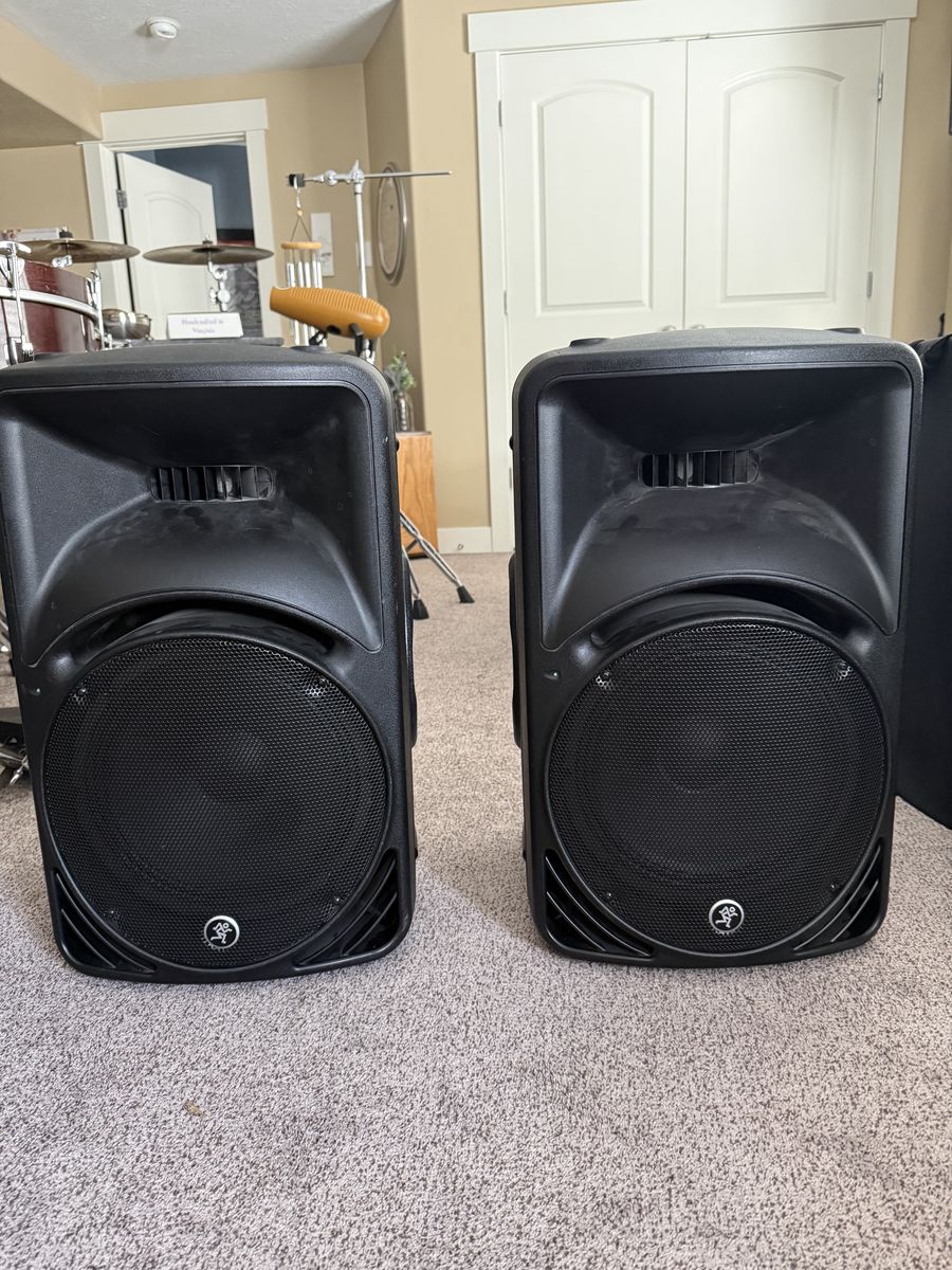Mackie SRM 450v3 pair powered speaker w cases