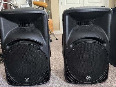 Mackie SRM 450v3 pair powered speaker w cases