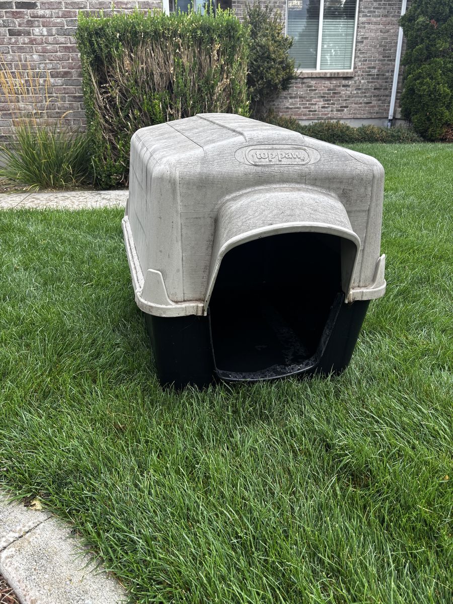 Top paw Dog house