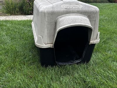 Top paw Dog house