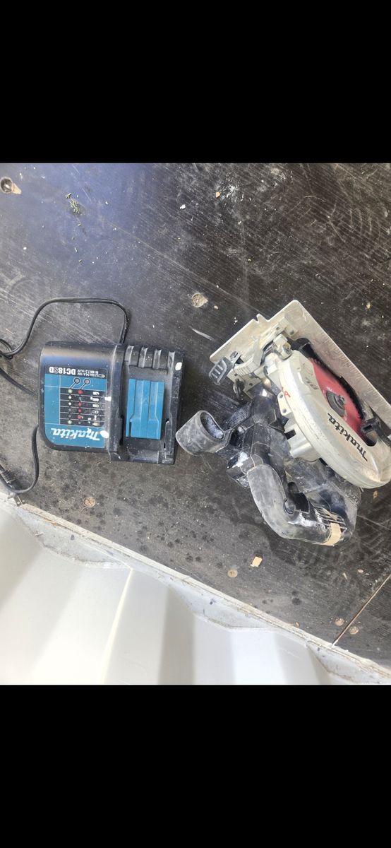 Makita Cordless Circular Saw with DC18SD Battery Charger