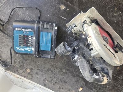 Makita Cordless Circular Saw with DC18SD Battery Charger