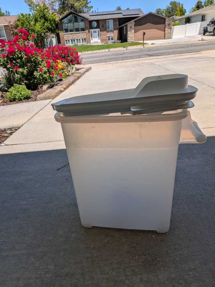 Dog or cat food storage bin