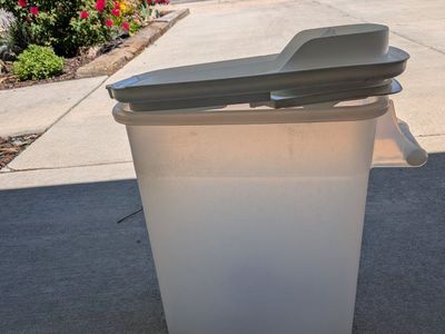 Dog or cat food storage bin