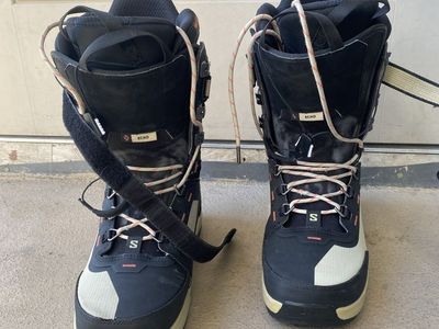 Snowboarding boots