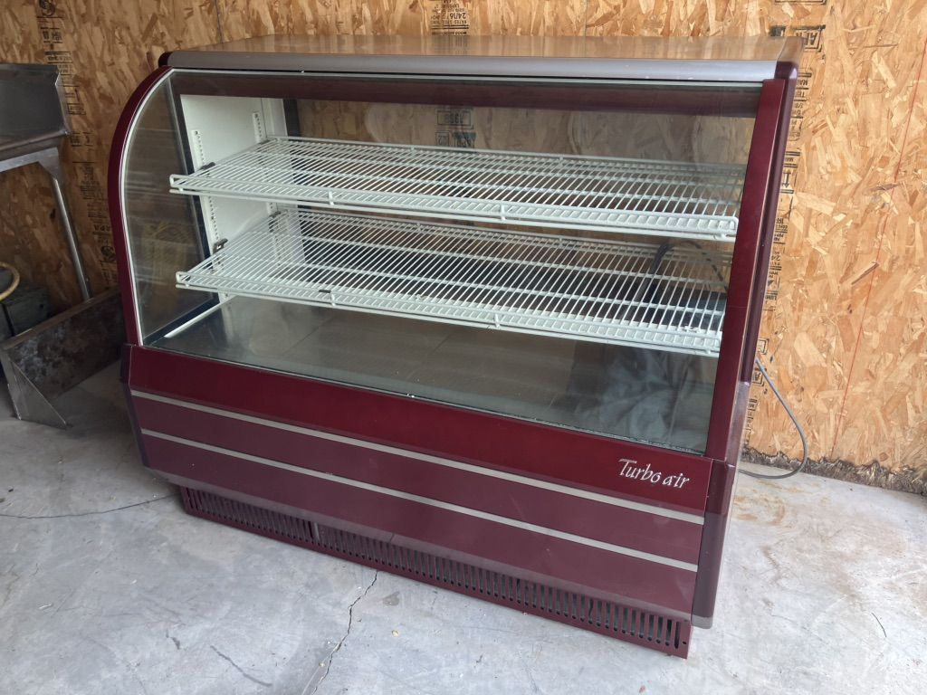 Beautiful, Dry, Bakery Display Case.