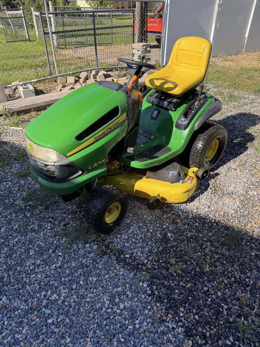 John Deere Lawn Tractor Mower LA145