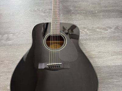 YAMAHA Acoustic Gitar