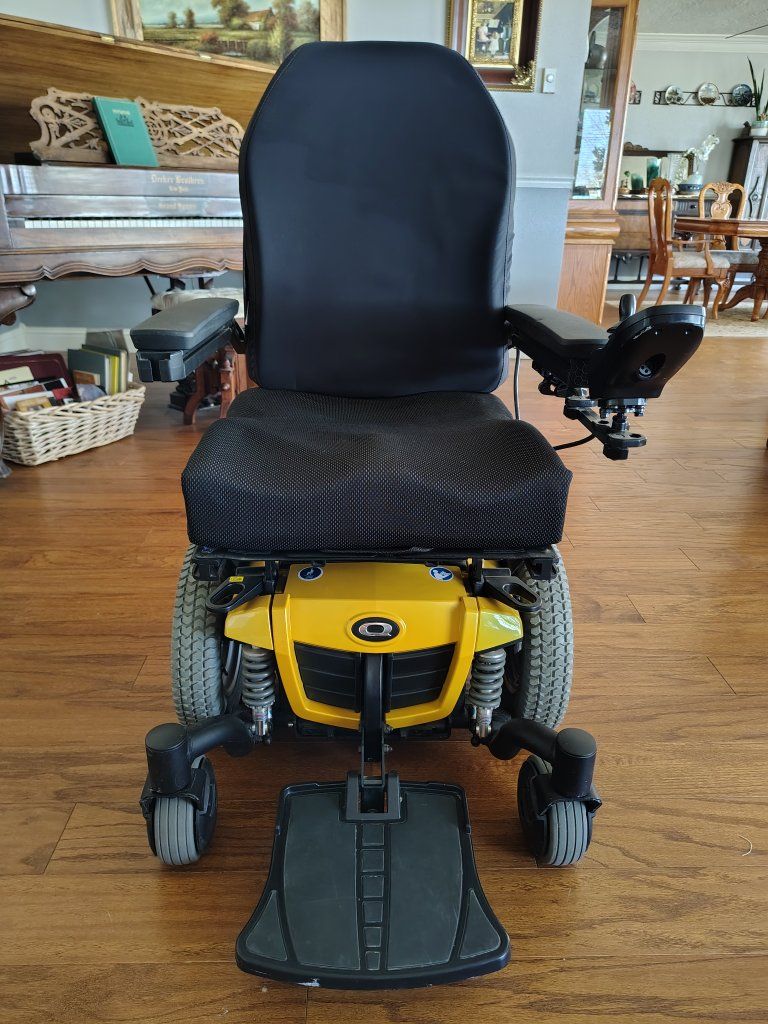 Quantum Q6 Edge Power Wheelchair, Excellent Condition - OBO