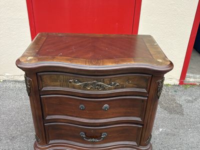 Traditional Wood Nightstand – 3 Drawer