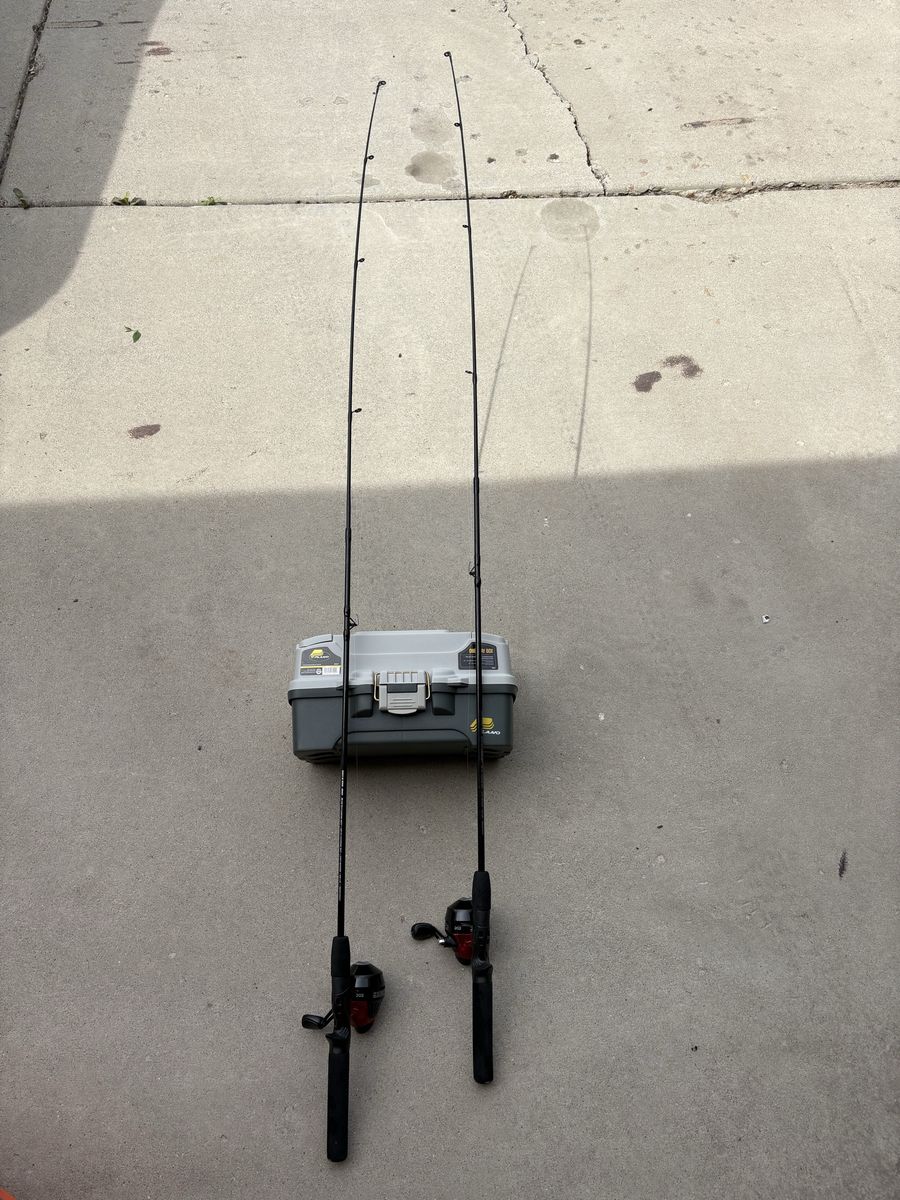ZEBCO 202 Fishing Rods and Tackle box 25$
