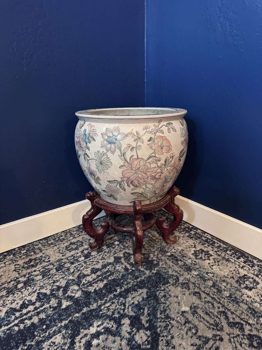 Vintage Floral Fishbowl Porcelain Chinese Pot with Wooden Stand