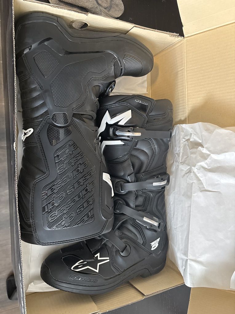 Brand new Alpine Stars Tech 5 Boots Black/white