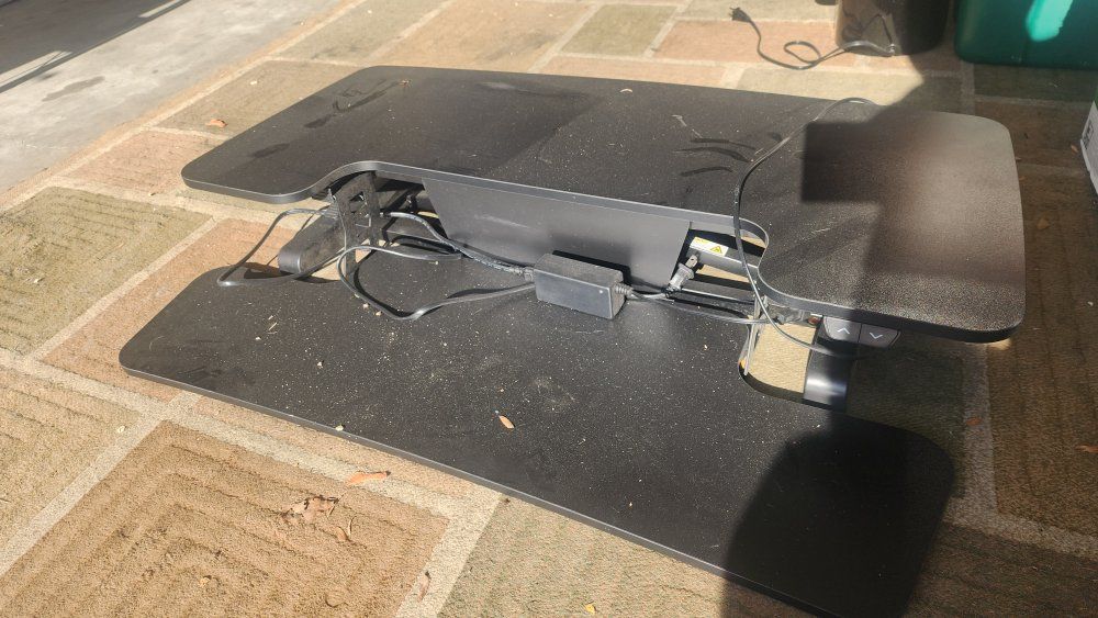Adjustable standing desk