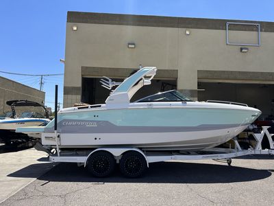 NEW CHAPARRAL 26 Surf - Loaded, Surf Gates, Power Tower, More