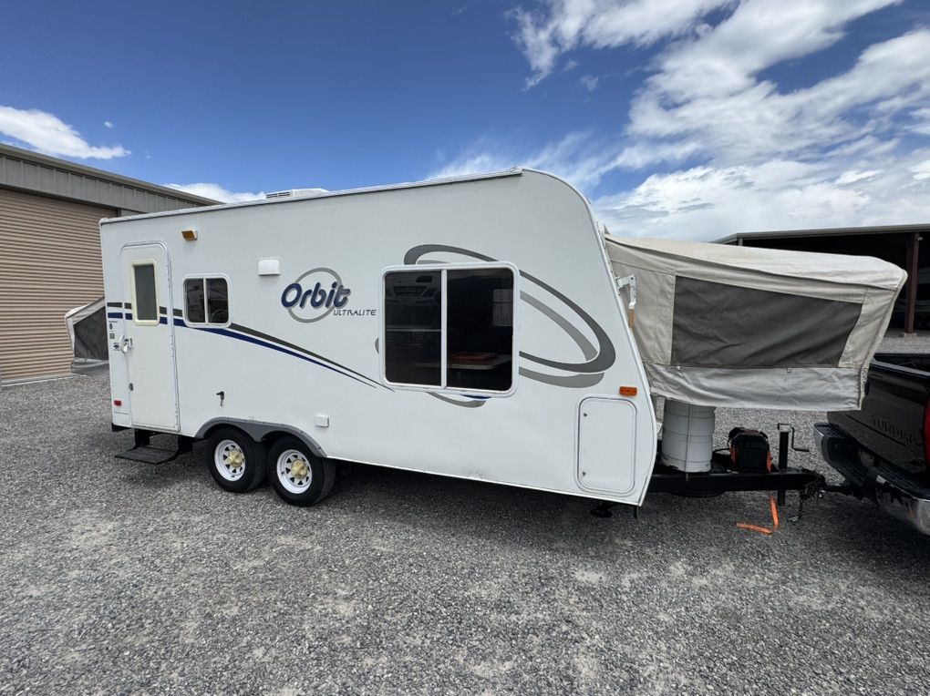 Clean 2007 Fleetwood OrbIt ULtralite Sleeps 8