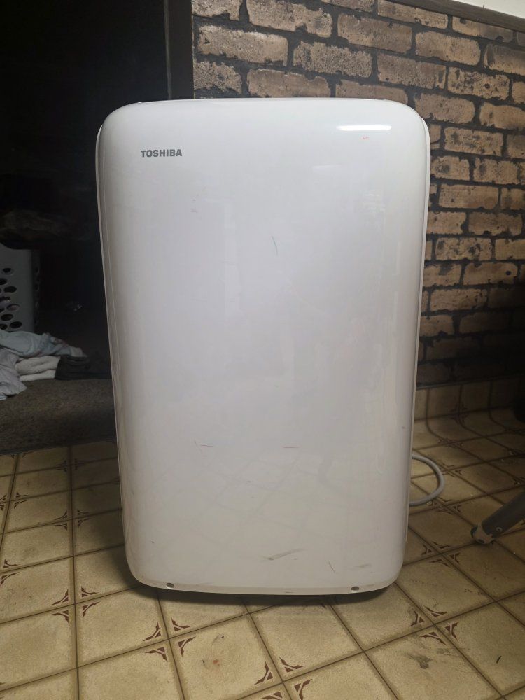 Toshiba Portable AC Unit - White, includes vent hose