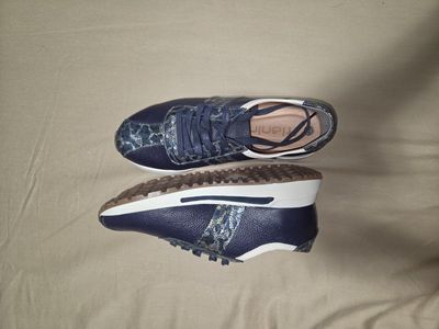 Selling new comfortable shoes