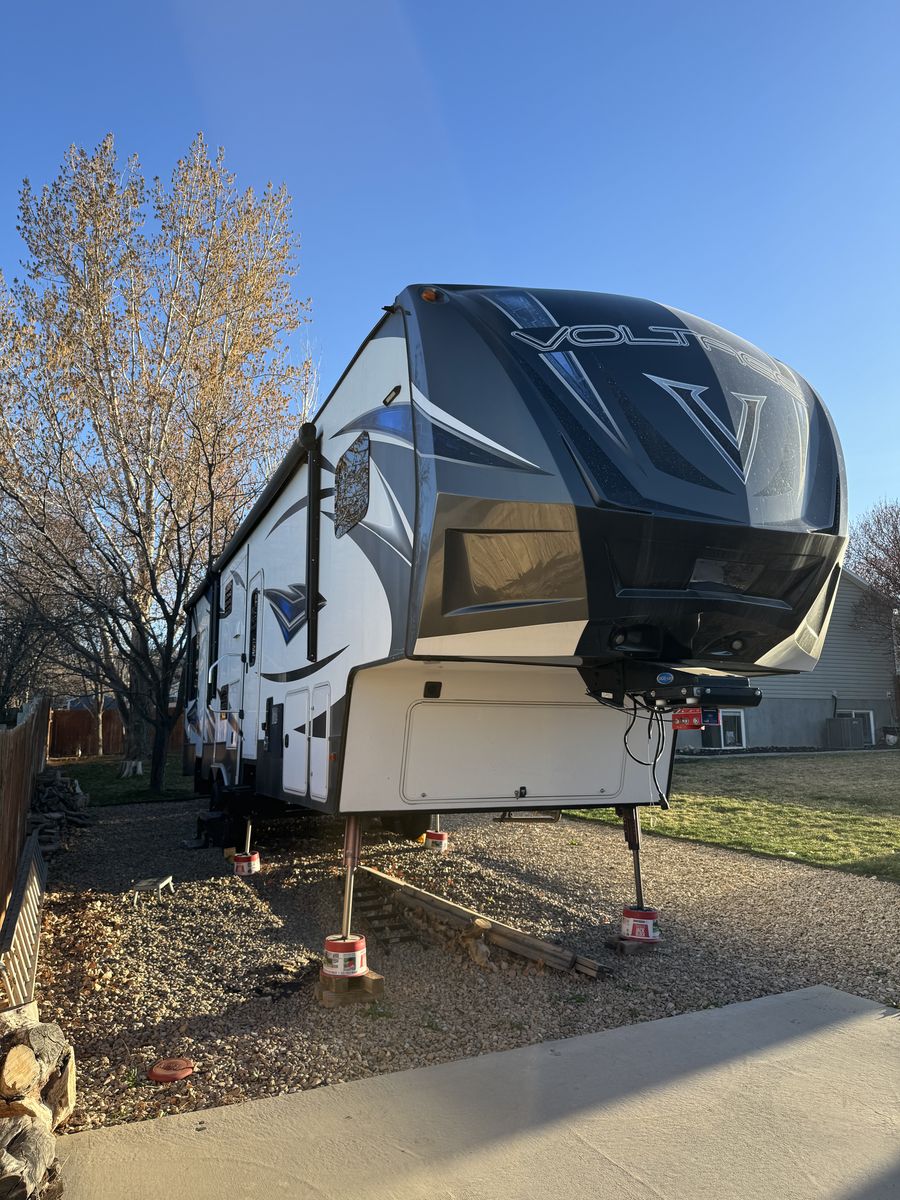 2016 Dutchman Voltage V3305