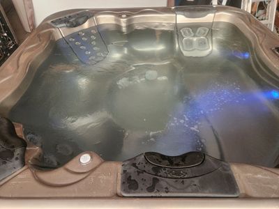 BULLFROG SPAS 462 Hot Tub 7'4"x7'4" 4 Jetpacks, 6 Seats, 2 Pumps, LED Lights, Warranty - CAN DELIVER