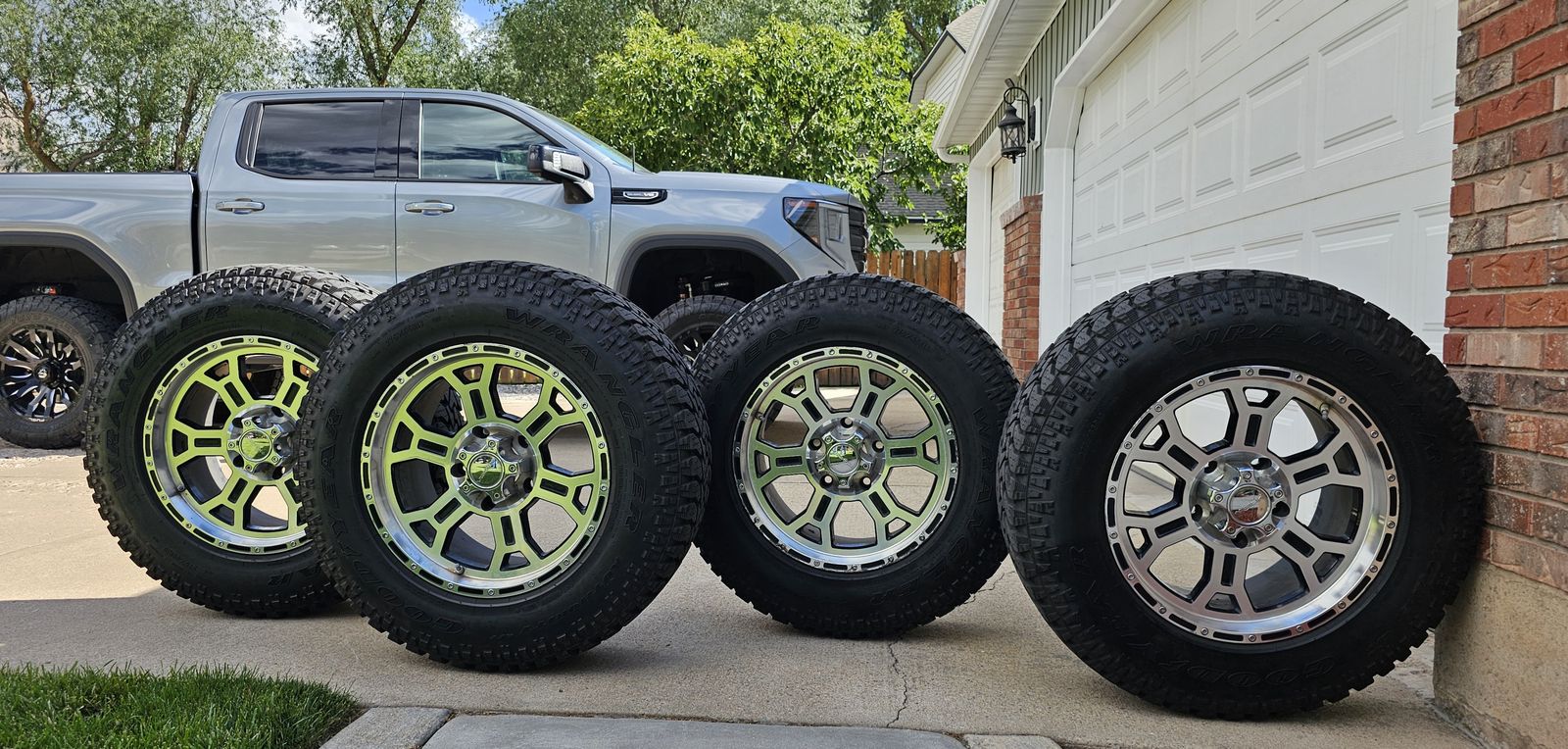 18 inch rims and tires only a few months old 275/65R18