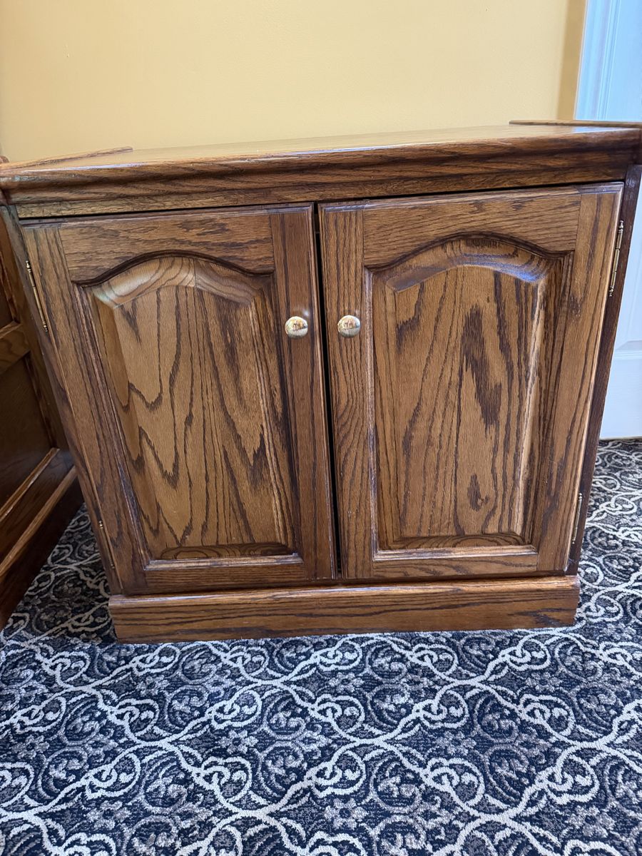 Oak Wood Small Storage Cabinet/ Printer cabinet with 2 Doors & 1 Shelf - Good Condition