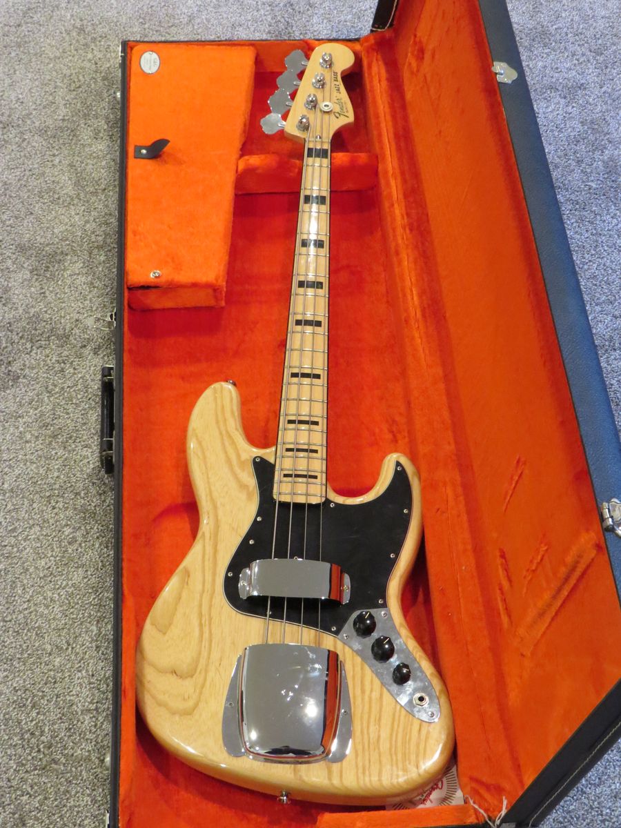 2006 Fender American Jazz Bass 1975 reissue w/case