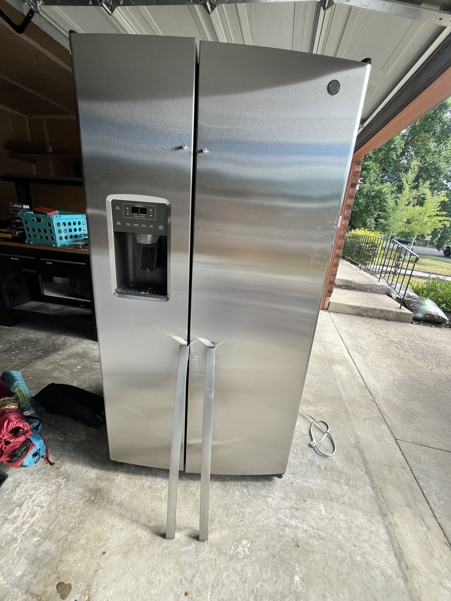 GE refrigerator w/water and ice side by side