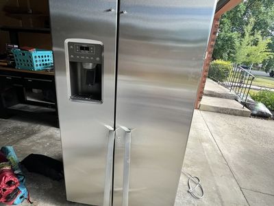 GE refrigerator w/water and ice side by side