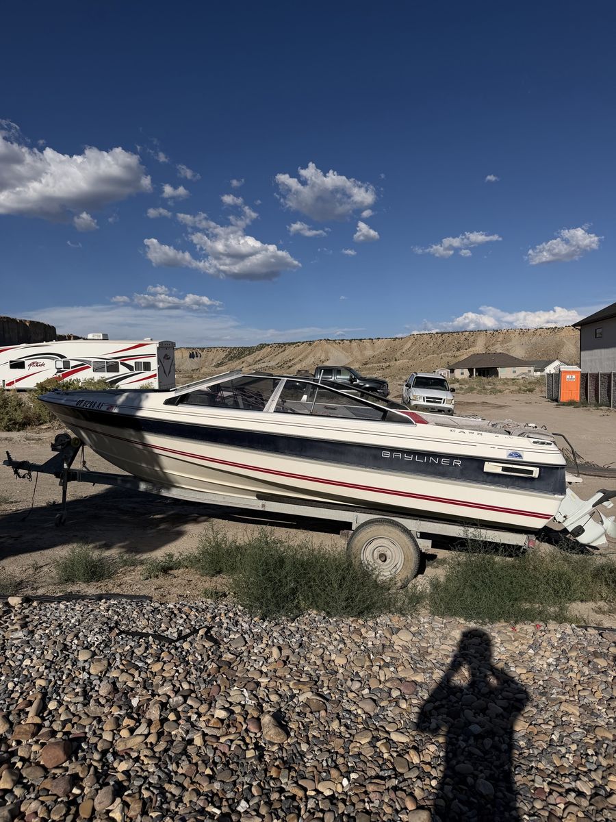 Bayliner Capri Bowrider Boat with Outboard Drive and Single Axle Trailer Project Boat