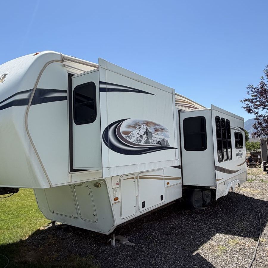 2013 Keystone Montana MR290RL Mountaineer Edition 5th Wheel RV Trailer w/ Solar & Rear Hitch
