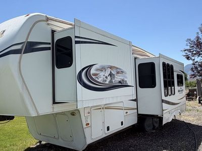 2013 Keystone Montana MR290RL Mountaineer Edition 5th Wheel RV Trailer w/ Solar & Rear Hitch