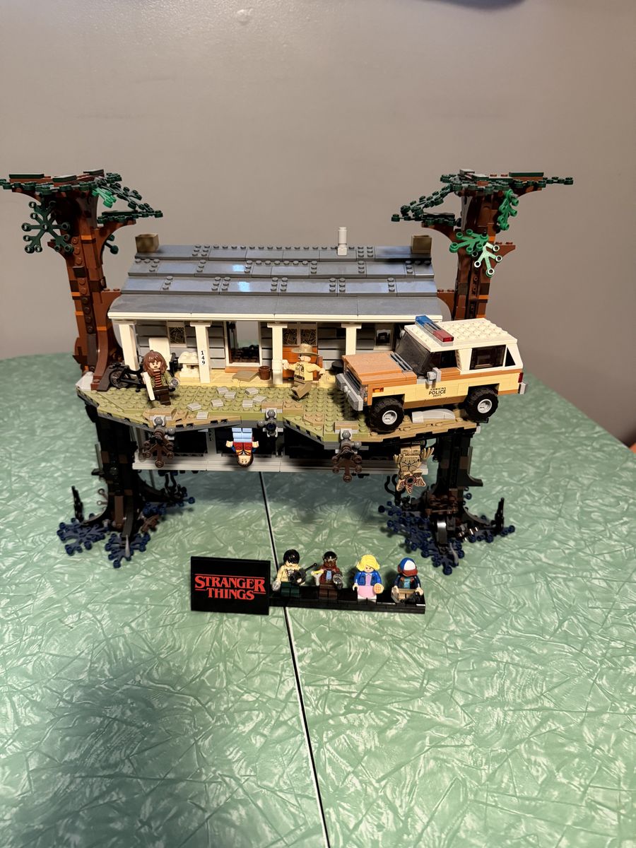 Various Star Wars Legos, one Stranger Things set