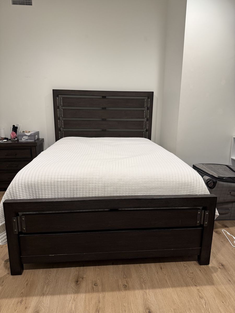 Queen Bedroom Set – Bed Frame, Nightstand & Mattress – $250